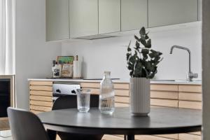 オーフスにあるModern Luxury Apartmentの花瓶とボトルを置いたテーブル