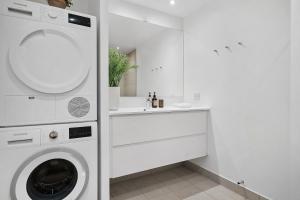 オーフスにあるModern Luxury Apartmentの白いランドリールーム(洗濯機、シンク付) +15枚の写真