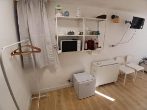 PianelloにあるTerrazzina sul fiumeの電子レンジとテレビのある小さな白い部屋