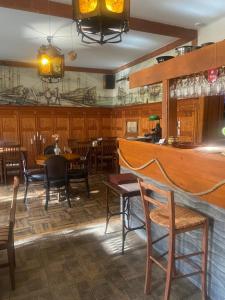 Un restaurante u otro lugar para comer en Hotel Kapitán