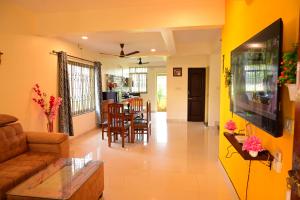 TV a/nebo společenská místnost v ubytování Nature's Palm Vista 3 BHK Villa