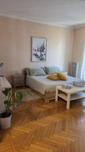 Un dormitorio con una cama grande y una mesa. en Residenza Vernato, en Biella