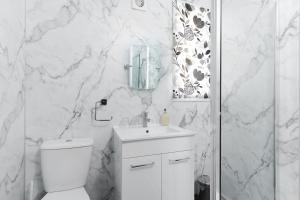 Et badeværelse på Centrally Located Flat Sleeps 4 King and Sofabed + 4 billeder