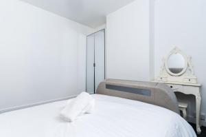 En eller flere senge i et værelse på Centrally Located Flat Sleeps 4 King and Sofabed