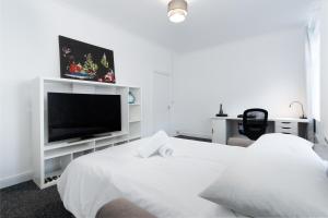 Et tv og/eller underholdning på Centrally Located Flat Sleeps 4 King and Sofabed