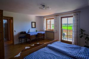 Postel nebo postele na pokoji v ubytování Richie's Landhaus im Allgäu