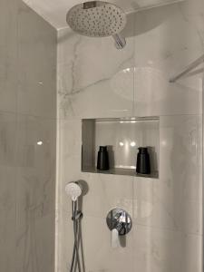 ビンゲン・アム・ラインにあるRheintalblick Wohnen über den Dächern von Bingenのシャワーヘッド付きのシャワー付きのバスルーム