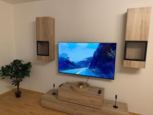 ビンゲン・アム・ラインにあるRheintalblick Wohnen über den Dächern von Bingenの壁に薄型テレビが取り付けられたリビングルーム