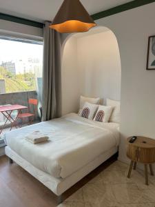 Giường trong phòng chung tại Grand 5 Chambres Paris La Defense