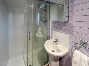 a bathroom with a sink and a shower at Uuu Pod-Uk45325 in Forfar