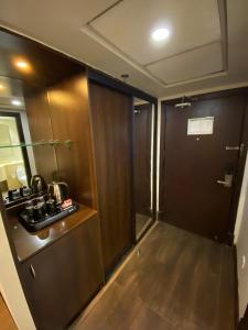 a small kitchen with a counter and a door at فندق دولف الخبر in Al Khobar +5 photos