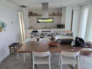 Η κουζίνα ή μικρή κουζίνα στο Villa Chryso