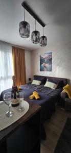 1 dormitorio con 1 cama y 2 vasos en una mesa en Apartment Ogi, en Divčibare