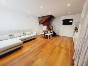 Televisyen dan/atau pusat hiburan di maison 2 chambres vue château