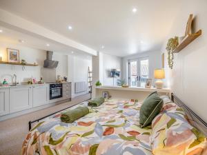a large bedroom with a large bed in a room at Castle View Apartment - Uk48125 in Lincoln