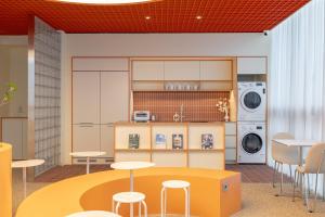 ソウルにあるTHE EXTAY Lounge Jongnoのキッチン(テーブル、椅子、洗濯機、乾燥機付)