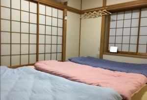 a room with two beds in a room with at Yokohama - House - Vacation STAY 9002 in Yokohama