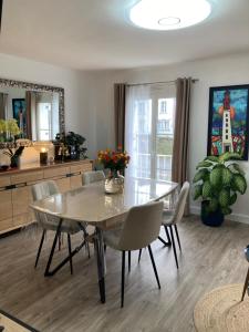 a dining room with a table and chairs at Résidence le 46 in Concarneau