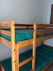 Palanda nebo palandy na pokoji v ubytování Mer Soleil Pinede