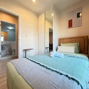 a bedroom with a large bed and a bathroom at 2 ห้องนอน 2 ห้องน้ำติดเซ็นทรัลเวสเกต นนทบุรี in Ban Bang Krabu +27 photos