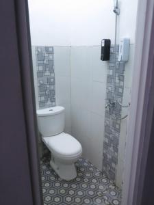 ein Badezimmer mit einer weißen Toilette in einem Zimmer in der Unterkunft Villa Fiore in Klampok + 6 Fotos