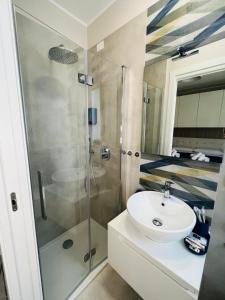 un baño con lavabo y ducha en La finestra sul Naviglio, en Gaggiano