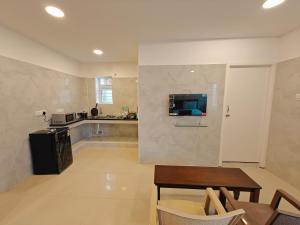 Una cocina o kitchenette en MADRASl AIRPORT HOTEL - NEAR AlRPORT 87 fotos más