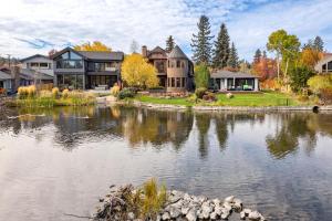 una casa grande con un lago frente a ella en Drake Park Villa, en Bend