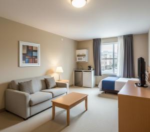 una habitación de hotel con un sofá y una cama en Redone House, en Alejandreta