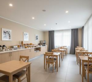 Un restaurante con mesas y sillas y una cocina. en Redone House, en Alejandreta 12 fotos más