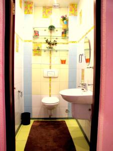 y baño con aseo y lavamanos. en Guest House On Abdulliny Street 54 en Almaty