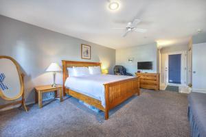 Un dormitorio con una cama grande y un televisor. en Alley's 22, en Hood River