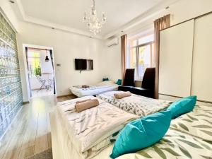 two beds in a room with a living room at Füredi Virág Villa in Balatonfüred