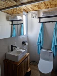łazienka z umywalką i toaletą w obiekcie Samui Tiny House villa Glamping, Seaview sleeps 8 w mieście Koh Samui