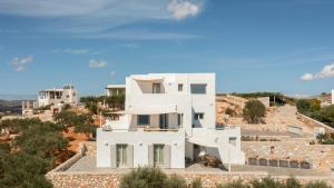 a white house on top of a hill at Solasta Residence in Márpissa