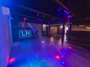 une pièce vide avec un panneau de néon sur le mur dans l'établissement LoftHouseClub, à Varsovie 5 autres photos