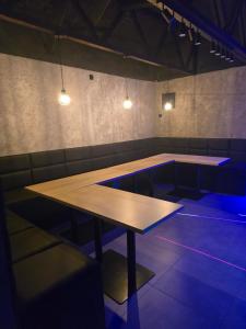 une salle à manger avec deux tables et des lumières dans l'établissement LoftHouseClub, à Varsovie