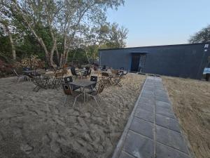 un groupe de tables et de chaises dans la terre dans l'établissement LoftHouseClub, à Varsovie