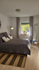 a bedroom with a large bed and a window at Ferienwohnung Horsti in Timmendorfer Strand