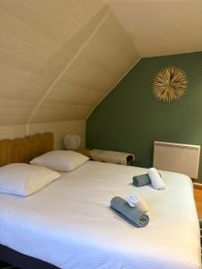 ein Schlafzimmer mit einem Bett mit zwei Handtüchern darauf in der Unterkunft La Colombe in Beblenheim