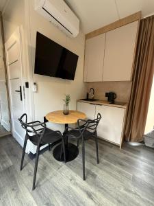 una piccola cucina con tavolo e sedie in una stanza di Wypoczynkowo - 600m od Suntago a Wręcza