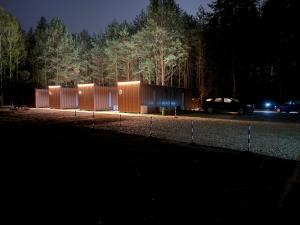 una fila di bancarelle in un parcheggio di notte di Wypoczynkowo - 600m od Suntago a Wręcza Altre 7 foto
