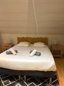 ein Schlafzimmer mit einem Bett mit zwei Handtüchern darauf in der Unterkunft La Colombe in Beblenheim