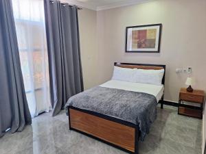 una camera da letto con un letto e una finestra di Wayma Paradise Resort a Jambiani