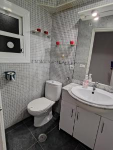 a bathroom with a toilet and a sink at Hogar in Alicante