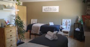 ein Schlafzimmer mit zwei Betten und einer Kommode in der Unterkunft Cosy studio in Serre Chevalier in Saint-Chaffrey