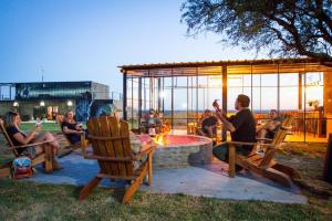 ToayEl Milo Hotel Boutique All Inclusive的一群人坐在火坑周围