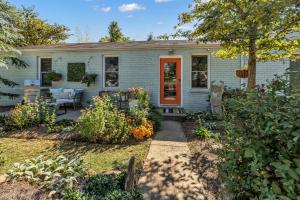 una pequeña casa azul con una puerta naranja en 5 min to DT-Multicade Arcade-Nature Trails-Scenic- !, en Nashville