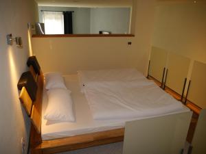 ヴェルトハイムにあるTauberterrasseのベッド(白いシーツ、枕付)