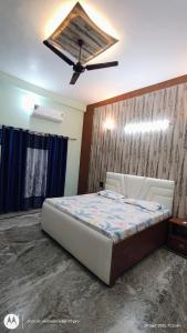 Ένα ή περισσότερα κρεβάτια σε δωμάτιο στο Aaranya Retreat by Agrawal's